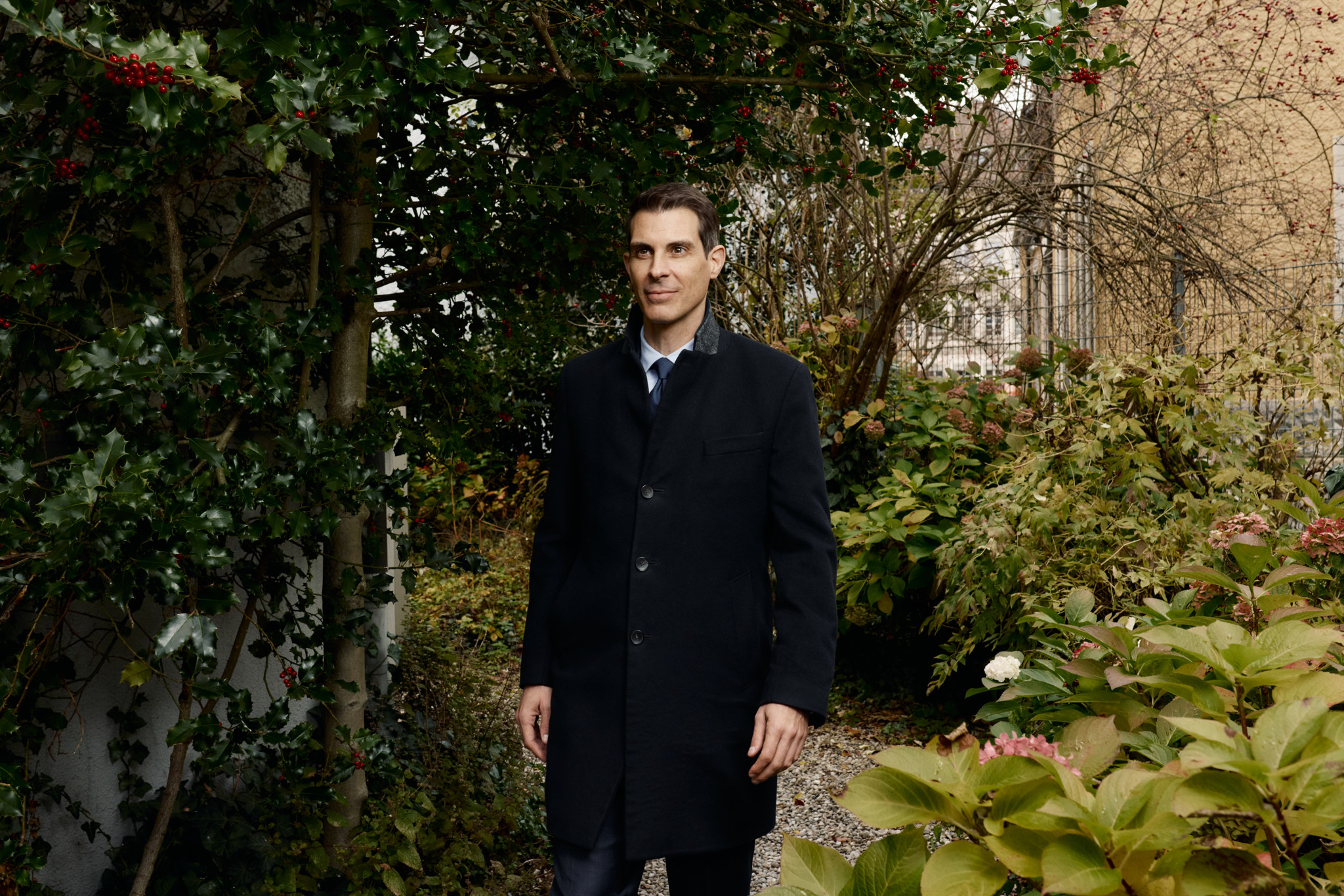 Thierry Burkart, Schweizer Politiker und Ständerat der FDP, steht in einem gepflegten Garten. Thierry Burkart, Schweizer Politiker und Ständerat der FDP, steht in einem gepflegten Garten.