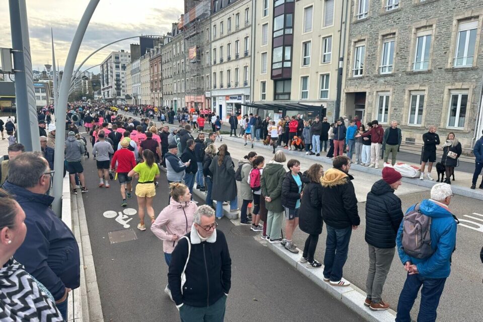 C’est une véritable marée humaine sur le quai Alexandre-III, à dix minutes de la Populaire !