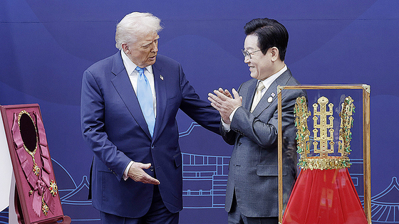 President Lee Jae Myung presents U.S. President Donald Trump with the Grand Order of Mugunghwa and a model of the Gold Crown of Cheonmachong during the official Korea-U.S. welcome ceremony held at the Gyeongju National Museum in North Gyeongsang on Oct. 29. [JOINT PRESS CORPS]