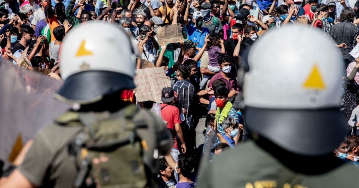 Panic in Greece as major riot erupts at migrant detention centre | World | News