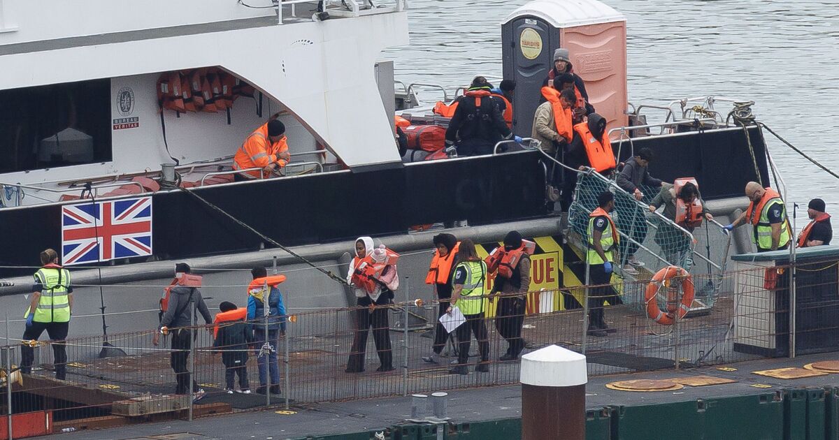 Illegal migrants awaiting deportation receive private maths tutors and | UK | News