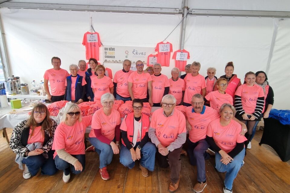 Les bénévoles de Rêves Manche sont toujours enthousiastes lors des Foulées. Vous les reconnaîtrez à leur tee-sihirt rose.