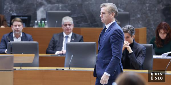 Golob napovedal zakon, na podlagi katerega bo izdan množični poziv za izročitev nezakonitega orožja