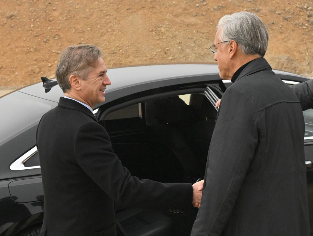 Premier Golob se bo z vladno ekipo danes mudil na Severnoprimorskem. Foto: BoBo Premier Golob se bo z vladno ekipo danes mudil na Severnoprimorskem. Foto: BoBo