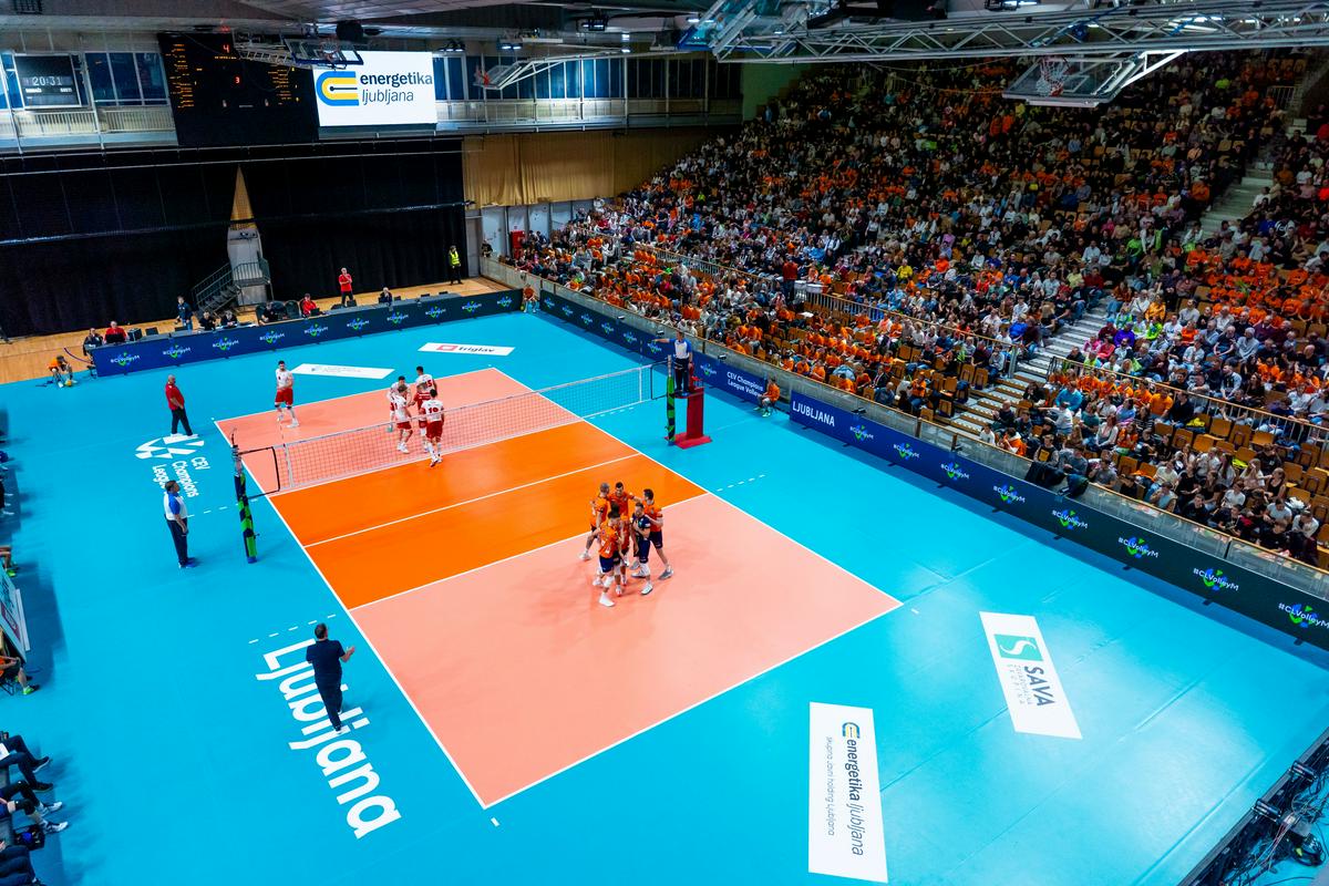 ACH Volleyju je pred polnimi tribunami uspelo, a še zdaleč ni bilo enostavno, saj so se romunski prvaki po zelo slabo odigranem prvem nizu pobrali in do zadnjega grozili ACH-ju. Foto: www.alesfevzer.com ACH Volleyju je pred polnimi tribunami uspelo, a še zdaleč ni bilo enostavno, saj so se romunski prvaki po zelo slabo odigranem prvem nizu pobrali in do zadnjega grozili ACH-ju. Foto: www.alesfevzer.com