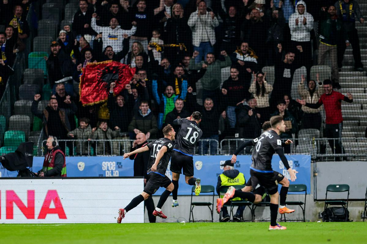 Veselje nogometašev in navijačev Kosova ob vodilnem zadetku. Foto: www.alesfevzer.com Veselje nogometašev in navijačev Kosova ob vodilnem zadetku. Foto: www.alesfevzer.com