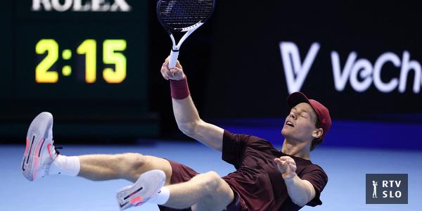 Sinner po napetem obračunu ugnal Alcaraza in ubranil naslov v Torinu