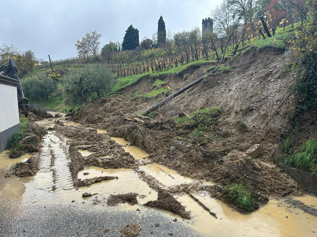 V ponedeljek se je eden od plazov sprožil v vasi Fojana. Foto: Neurje.si/Občina Brda in Ana Novak V ponedeljek se je eden od plazov sprožil v vasi Fojana. Foto: Neurje.si/Občina Brda in Ana Novak