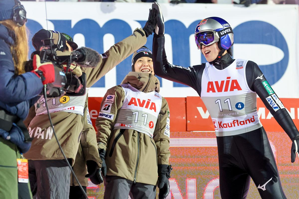 Rjoju Kobajaši je zanesljivo opravil svoje delo (skočil je 133 metrov) in Japonci so se drugič v zgodovini mešanih ekipnih tekem veselili zmage. Foto: EPA Rjoju Kobajaši je zanesljivo opravil svoje delo (skočil je 133 metrov) in Japonci so se drugič v zgodovini mešanih ekipnih tekem veselili zmage. Foto: EPA