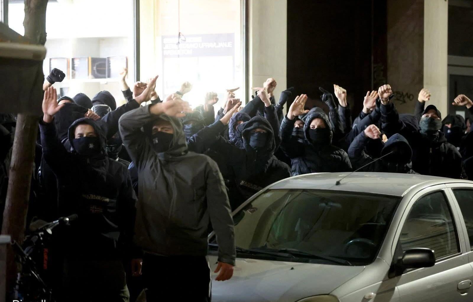 Čemu maskiranje pri skandiranju imena NDH?