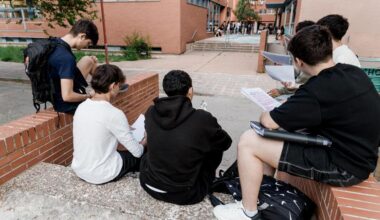 Alumnos repasan apuntes.