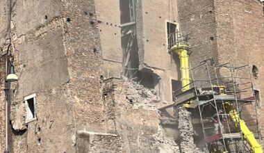 Roma, crolla una parte della Torre dei Conti ai Fori imperiali: persone bloccate sotto le macerie