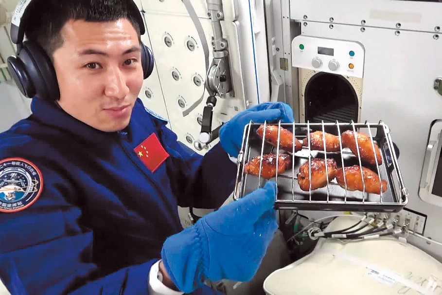 Chinese astronauts savor grilled chicken, beef in space