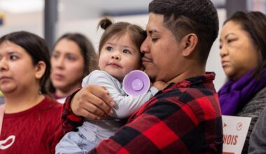 Suburban Chicago dad headed to store with toddler says they were pepper-sprayed by federal agents | Nation / world