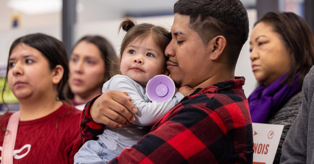 Suburban Chicago dad headed to store with toddler says they were pepper-sprayed by federal agents | Nation / world