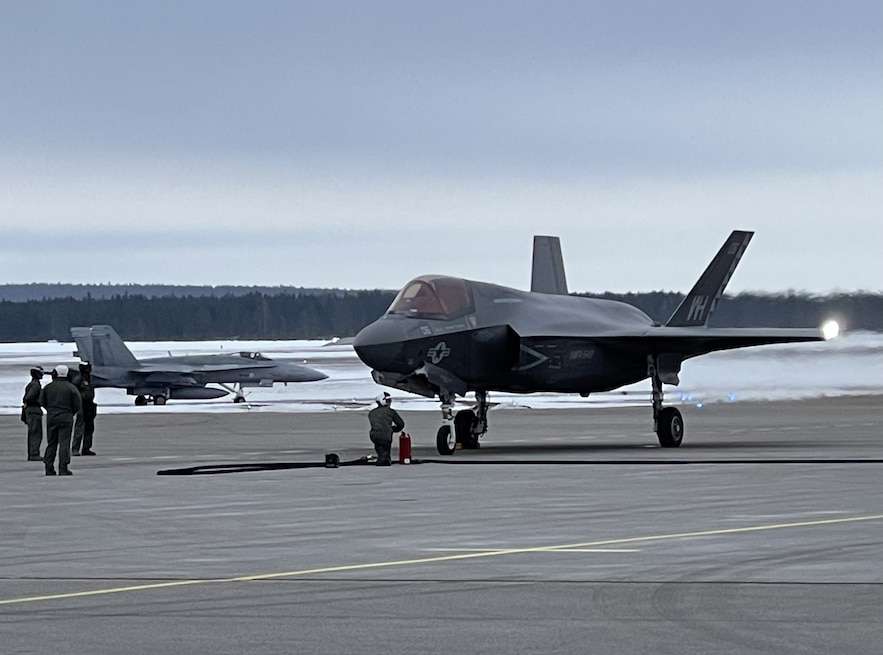 Refueling d'un F-35 furtif sur la base aérienne de Lulea/ Kallax en Suède le 13 mars 2024 dans le cadre de l'exercice de l'Otan appelé Nordic Response 24. A l'arrière plan: un F-18 de l'aviation finlandaise.