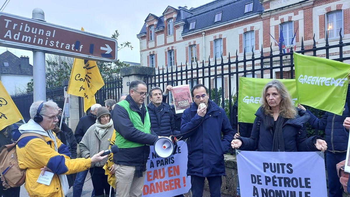 Paris : le collectif Stop Pétrole Ile-de-France mobilisé contre l’extension de puits de pétrole en Seine-et-Marne