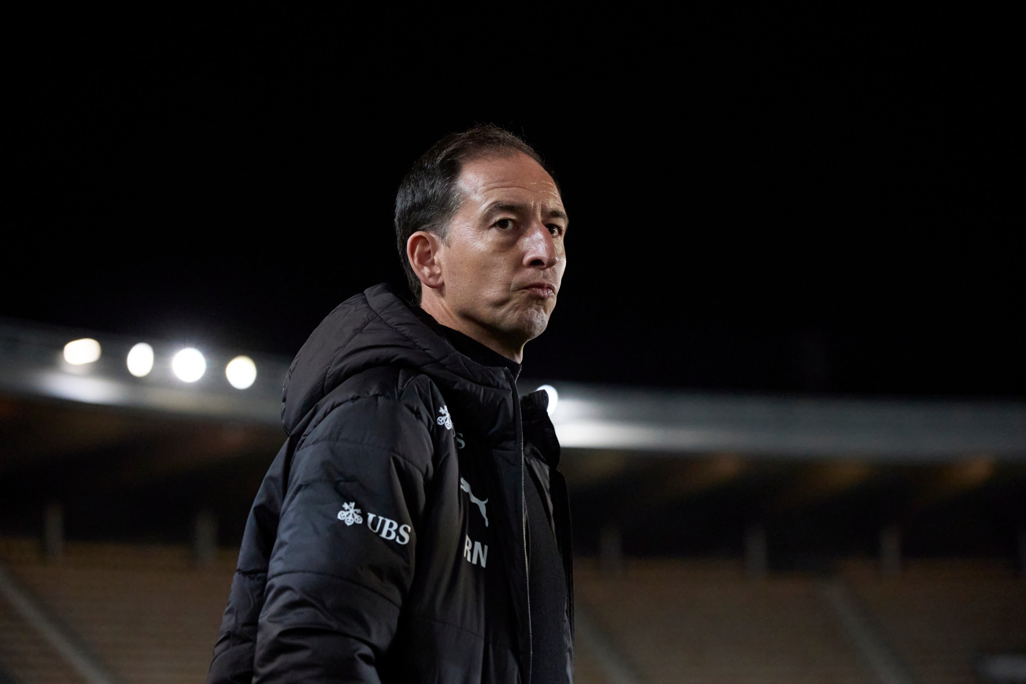 Trainer Rafael Navarro der Schweizer Frauenfussballnationalmannschaft blickt während eines Freundschaftsspiels gegen Belgien in Jerez nachdenklich drein. (2025) Trainer Rafael Navarro der Schweizer Frauenfussballnationalmannschaft blickt während eines Freundschaftsspiels gegen Belgien in Jerez nachdenklich drein. (2025)