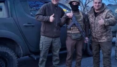 Minister Sikorski przekazał ukraińskim żołnierzom trzy, a możliwe że nawet cztery pickupy, które kupił z własnych środków i osobiście dostarczył.