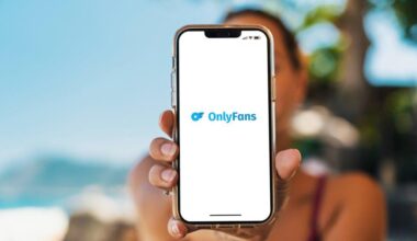 Furs udaril po OnlyFansu: od ustvarjalcev izterjal skoraj milijon evrov