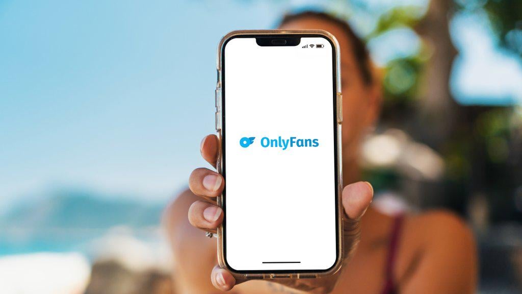 Furs udaril po OnlyFansu: od ustvarjalcev izterjal skoraj milijon evrov