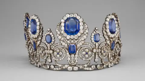 © RMN - Grand Palais (Musée du Louvre) Mathieu Rabeau A jewelled crown with sapphires - Parure Marie-Amélie diadème