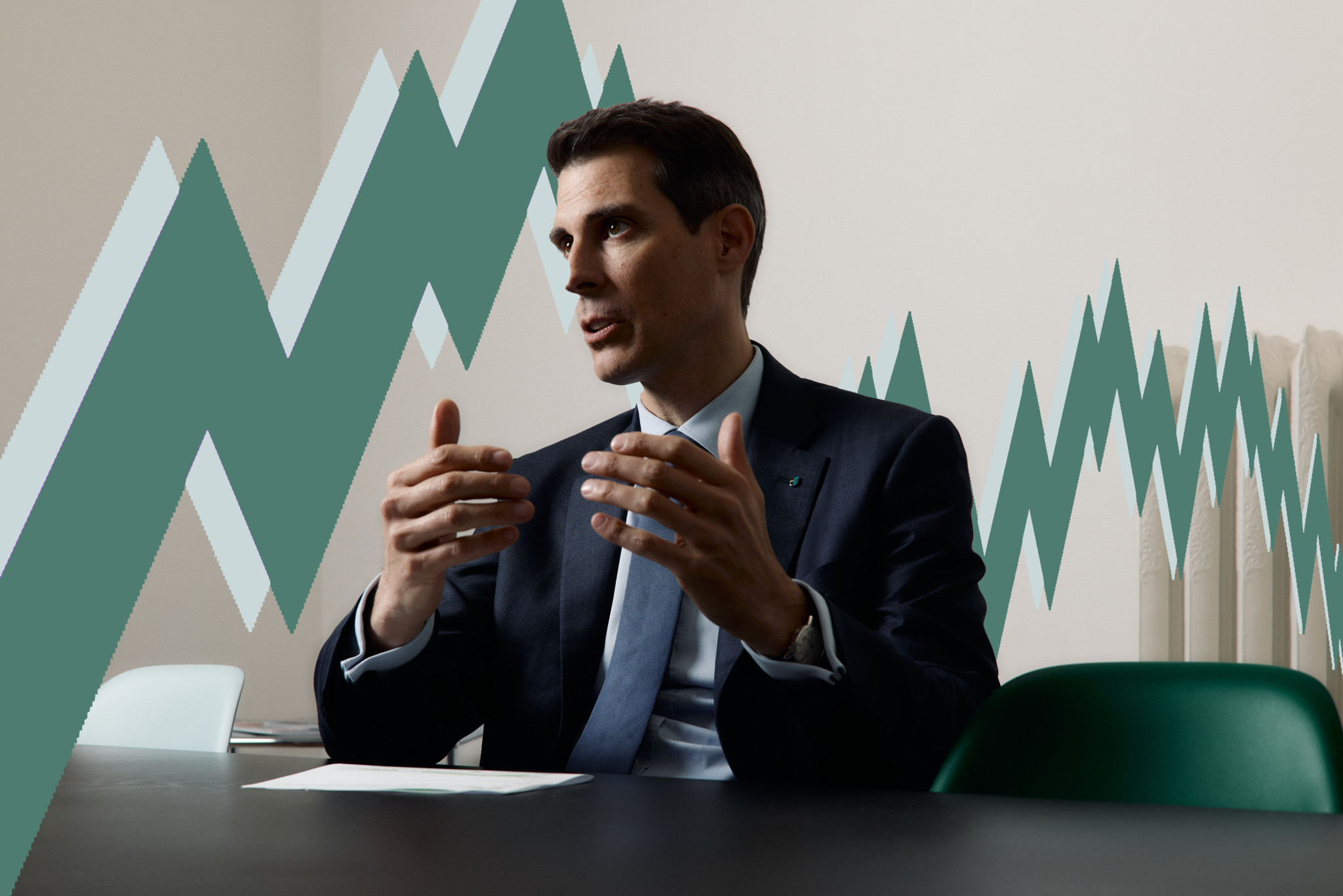 Thierry Burkart, Schweizer Politiker und Ständerat der FDP, spricht gestikulierend in seinem Büro in Baden. Thierry Burkart, Schweizer Politiker und Ständerat der FDP, spricht gestikulierend in seinem Büro in Baden.