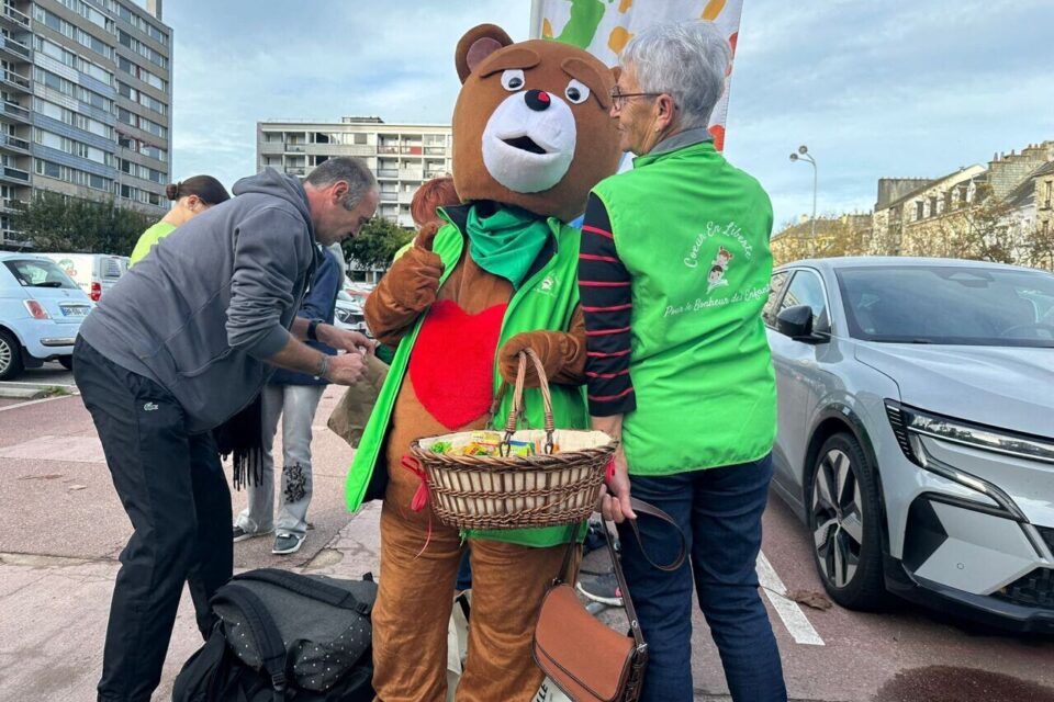 Le nounours de Cœur en liberté est là pour ça, en plus de distribuer des friandises