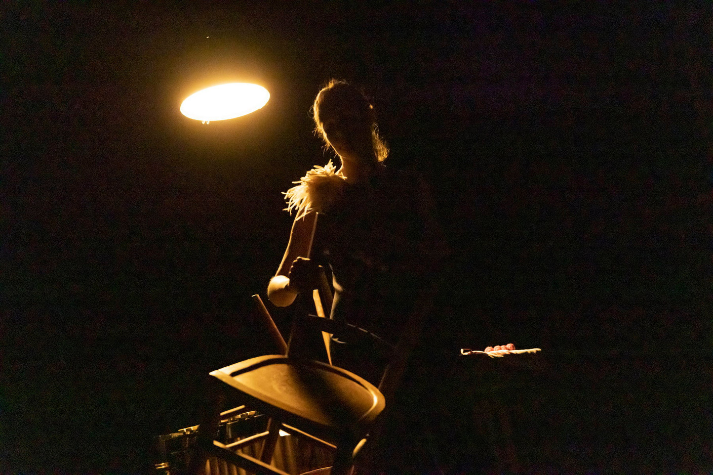 «Tell it Again, Sam» invite le public au Escher Theater à partager un moment suspendu où récits du quotidien, humour et poésie prennent vie dans l’intimité d’un café qui s’éveille à l’aube. (Photo: Erzielkonscht/Bohumil Kostohryz boshua)