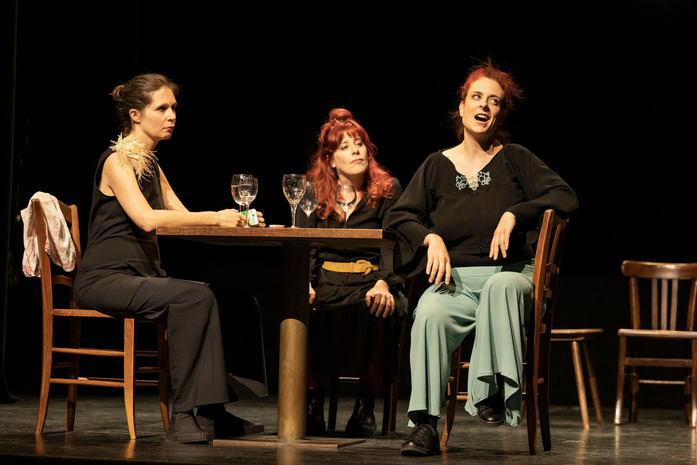 «Tell it Again, Sam» invite le public au Escher Theater à partager un moment suspendu où récits du quotidien, humour et poésie prennent vie dans l’intimité d’un café qui s’éveille à l’aube. (Photo: Erzielkonscht/Bohumil Kostohryz boshua)