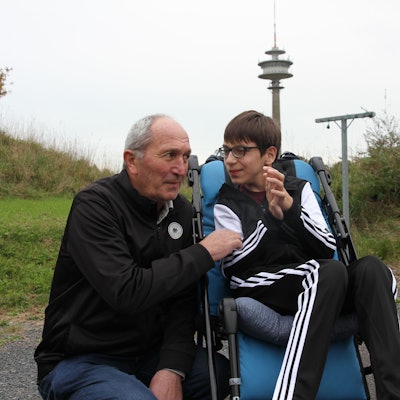 Einer Familie aus Georgien mit einem behinderten Kind droht die Abschiebung, Merab Sharia mit seinem Sohn Bagrat