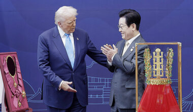 President Lee Jae Myung presents U.S. President Donald Trump with the Grand Order of Mugunghwa and a model of the Gold Crown of Cheonmachong during the official Korea-U.S. welcome ceremony held at the Gyeongju National Museum on Oct. 29. [PRESIDENTIAL PRESS CORPS]