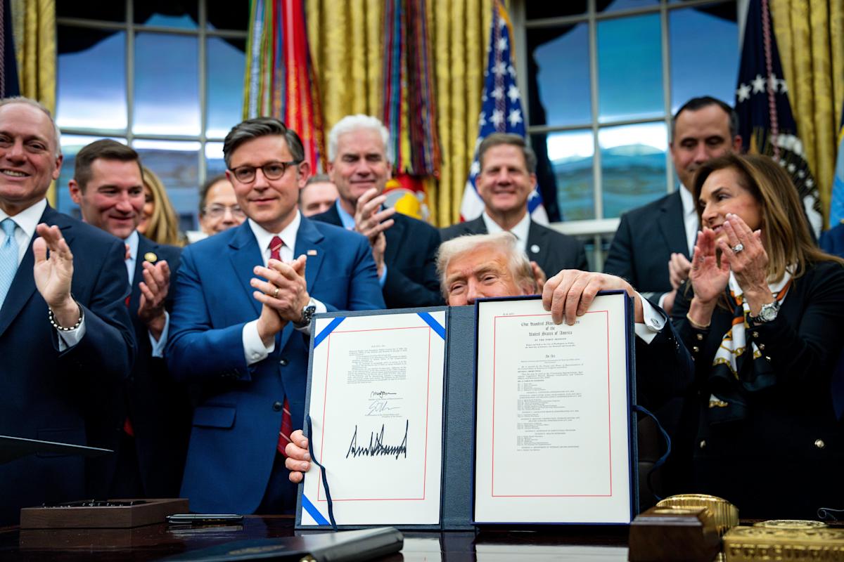 Wall Street and FTSE tumble as traders digest end of longest US government shutdown and weak UK growth