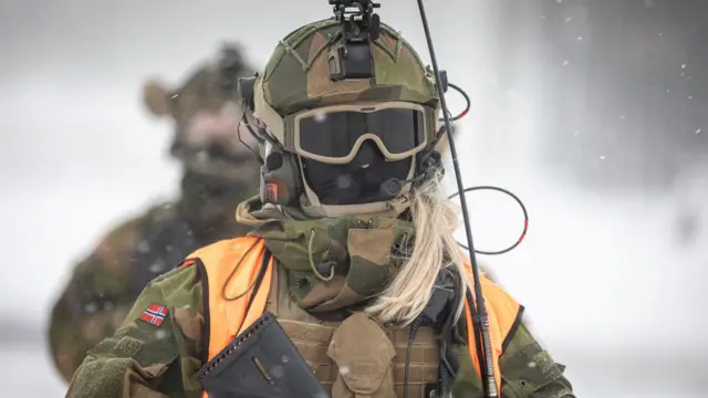 Female Norwegian soldier (no be conscript) wear mask, for snowy weather