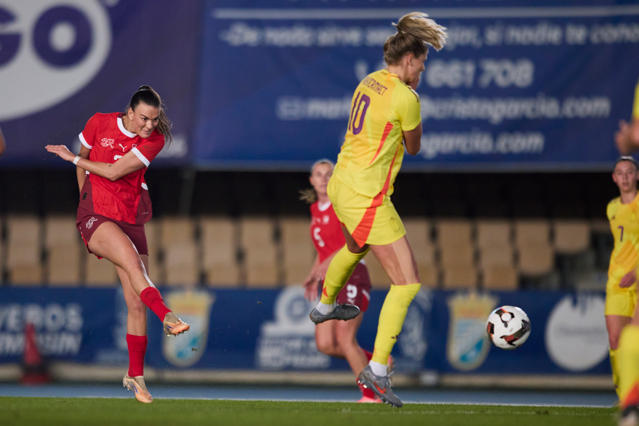 Riola Xhemaili von der Schweizer Frauen-Nationalmannschaft schiesst den Ball während eines Freundschaftsspiels gegen Belgien in Jerez. Riola Xhemaili von der Schweizer Frauen-Nationalmannschaft schiesst den Ball während eines Freundschaftsspiels gegen Belgien in Jerez.
