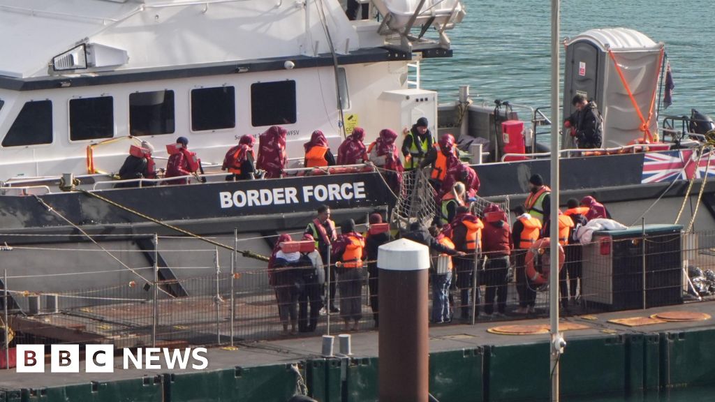 More than 500 cross Channel to Kent as UK looks to Denmark