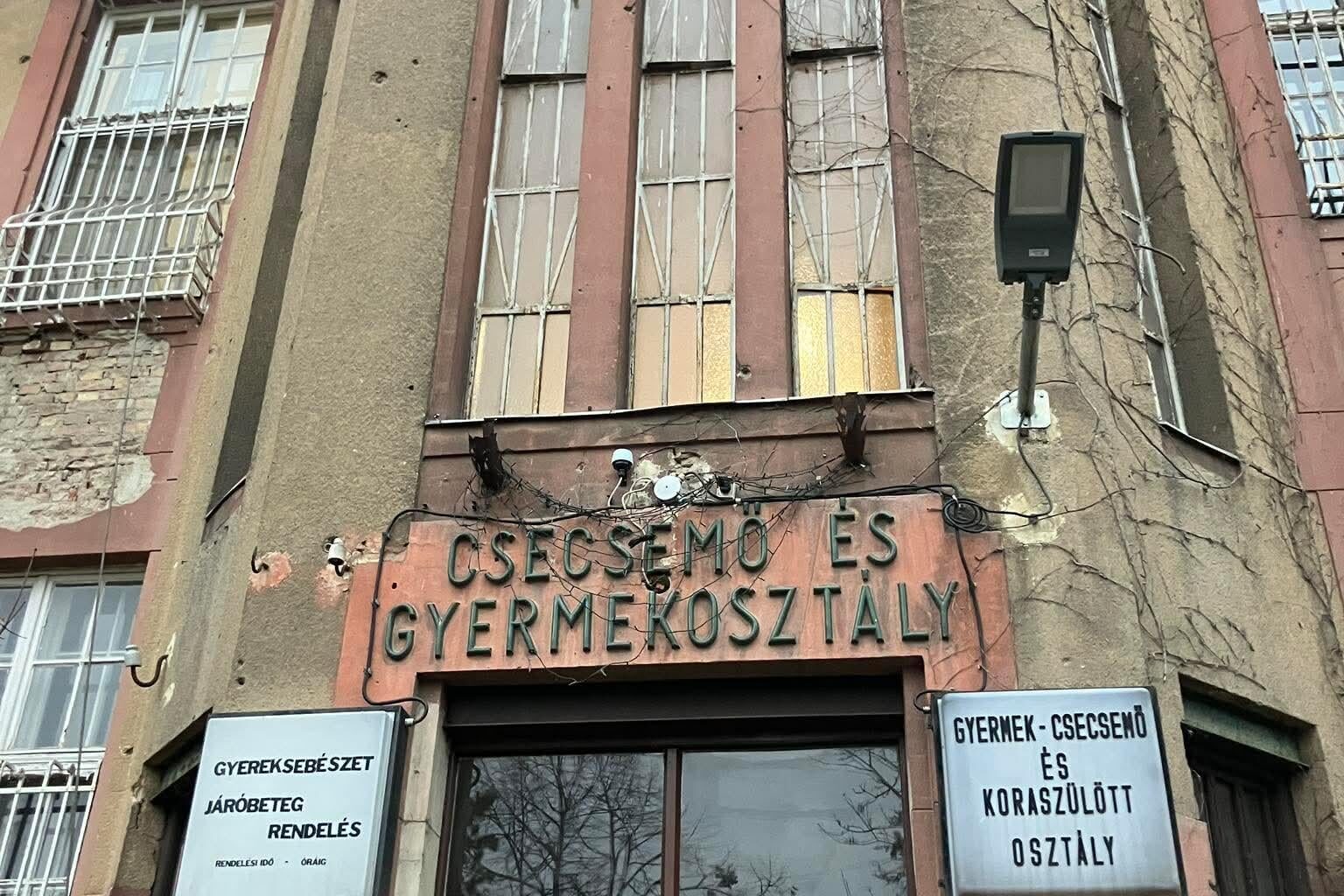 Gyermekosztály 2025-ben, még 56-os lövésnyomokkal. Családbarát kormány...