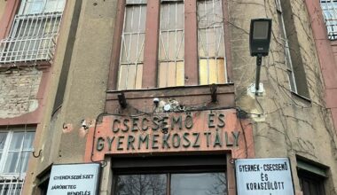 Gyermekosztály 2025-ben, még 56-os lövésnyomokkal. Családbarát kormány...