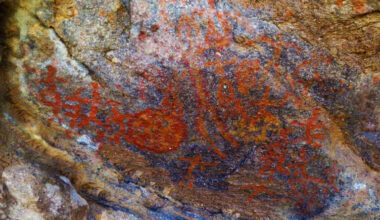 Detail of human-shaped motifs rendered in red pigment on the inner rock face, interpreted as one of the earliest symbolic scenes in Central Anatolia. Credit: IHA