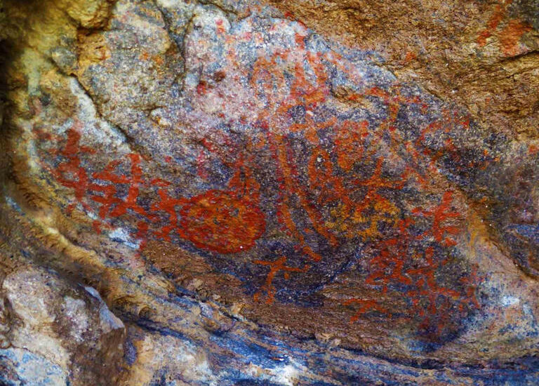 Detail of human-shaped motifs rendered in red pigment on the inner rock face, interpreted as one of the earliest symbolic scenes in Central Anatolia. Credit: IHA