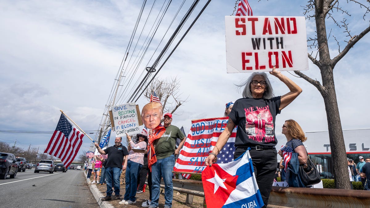 How much is $1 trillion, and will Tesla pay Elon Musk that much money?