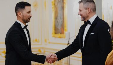 Zmluvu o účasti Slovenska na výstave EXPO, podpísal generálny komisár SR pre Expo 2027 Belehrad, Lukáš Parízek. Na zábere s prezidentom Petrom Pellegrinim.