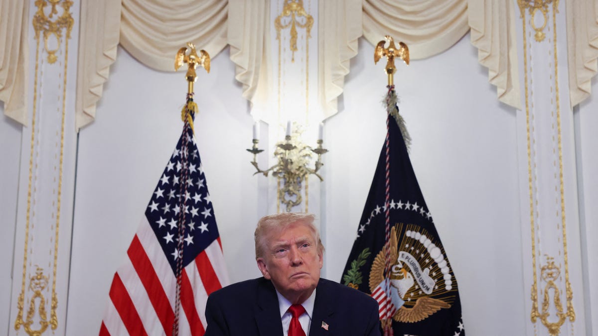 Trump calls reporter stupid in Thanksgiving exchange on DC shooting