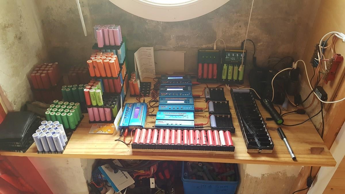 A Man Powers His Home for 8 Years Using 1,000 Recycled Laptop Batteries