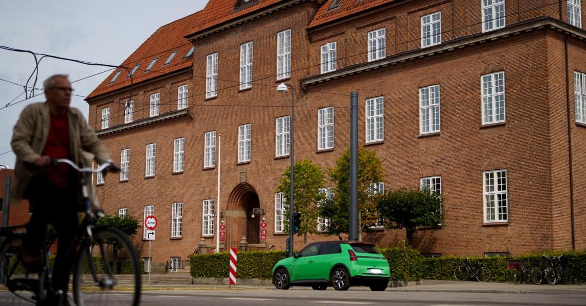 Brændte 12-årig pige og forsøgte at tvinge hende til oralsex i solarie - nu er tre 16-årige dømt