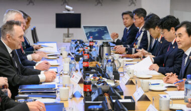 Defense Minister Ahn Gyu-back, right, discusses strengthening security and defense industry cooperation with his Norwegian counterpart, Tore O. Sandvik, third from left, at Norway’s defense ministry in Oslo on Nov. 28. [MINISTRY OF NATIONAL DEFENSE]