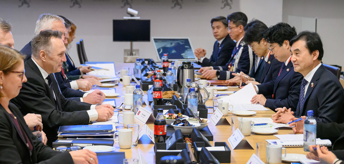 Defense Minister Ahn Gyu-back, right, discusses strengthening security and defense industry cooperation with his Norwegian counterpart, Tore O. Sandvik, third from left, at Norway’s defense ministry in Oslo on Nov. 28. [MINISTRY OF NATIONAL DEFENSE]