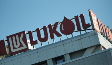 Казусът "Лукойл": Полезните ходове на България според управляващи и опозиция