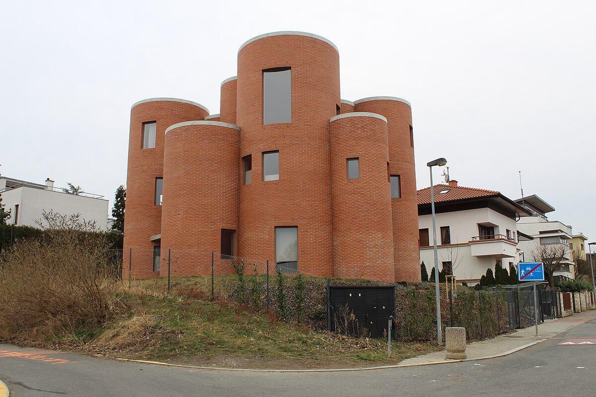 „ne válce!“ a postaví si válce.