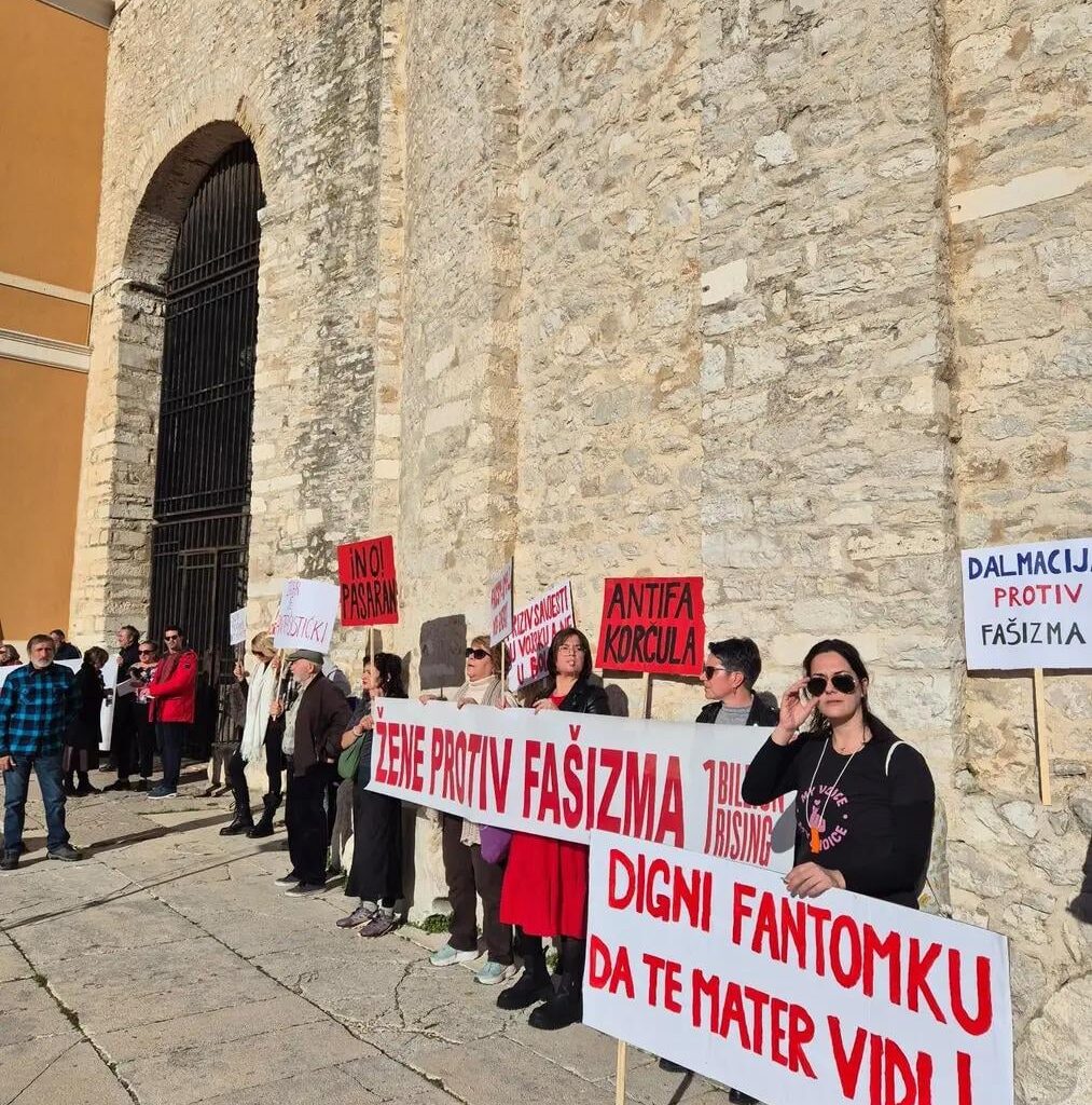 Digni fantomku da te mater vidi